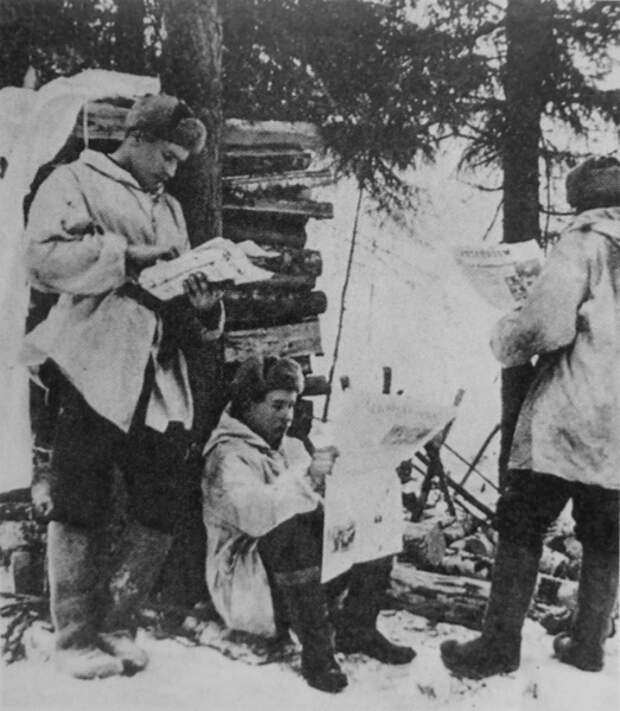 Финские солдаты читают газету с сообщением о заключении Московского договора, завершившего Зимнюю войну, март 1940 года