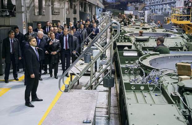Медведев уверен: еще 1500 новых танков Т-90 в этом году.APA/AFP/SPUTNIK