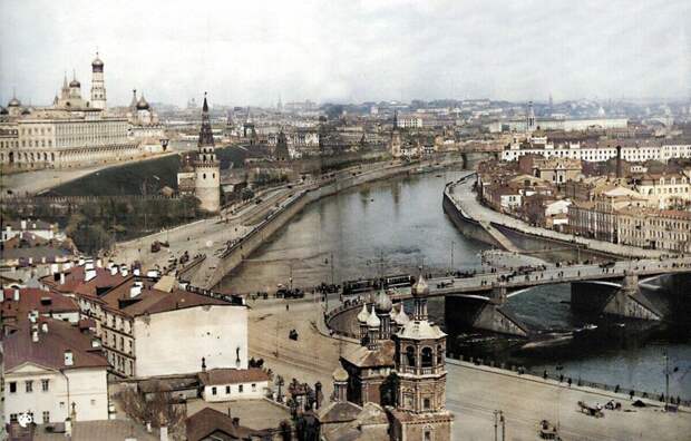 Вид на Кремль и Москва реку.
