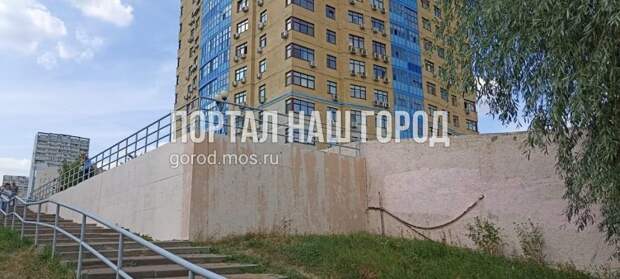 На улице Маршала Катукова удалили вандальные надписи со стены