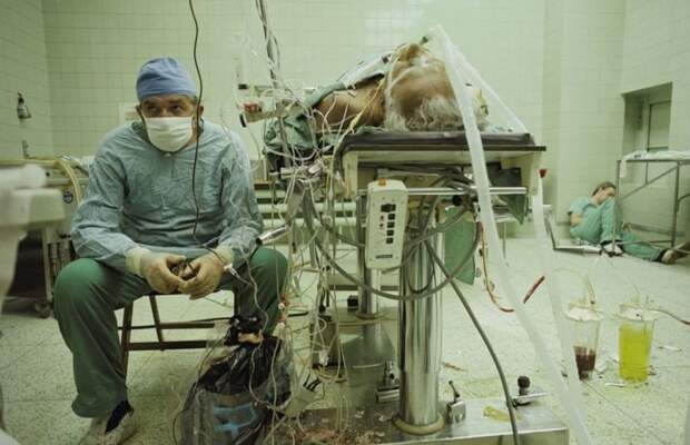 Кардиохирург Збигнев Релига следит за жизненными показателями пациента после 23-часовой операции по пересадке сердца. Помощник хирурга спит в углу (1987 г.) подборка фото, хорошие фото, эмоции