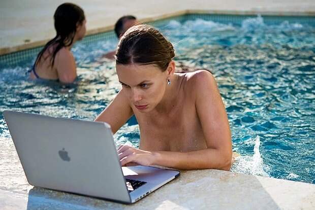 Почетного консула Украины уволили из-за откровенных снимков в кокошнике