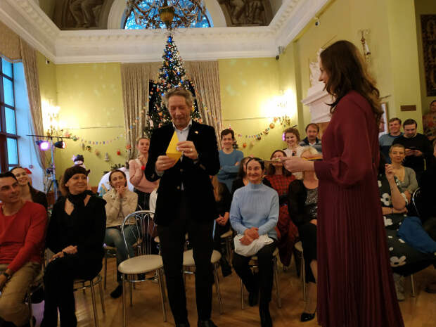 Под Новый год в театре им. Луначарского артисты и зрители говорили друг другу комплименты
