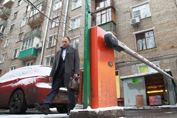 Посторонним въезд на парковку во дворе запрещен. А если соседи не дают парковаться жительнице дома? Фото: photoxpress Посторонним въезд на парковку во дворе запрещен. А если соседи не дают парковаться жительнице дома? Фото: photoxpress