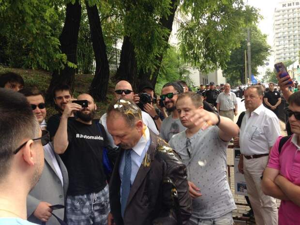 Яйца тоже излюбленное оружие против политиков и чиновников. И снова Украина впереди всех