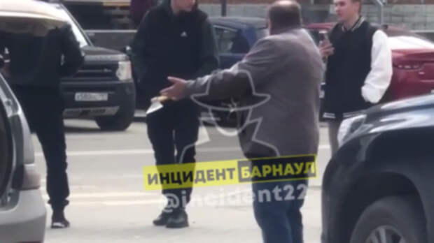 Очевидцы рассказали новые подробности конфликта мужчины с самокатчиком в Барнауле