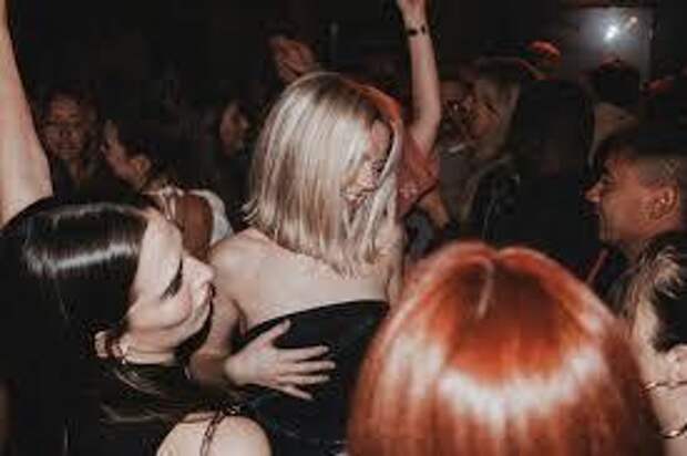 Hoчнaя диcкoтекa. Τaнцyют двoе