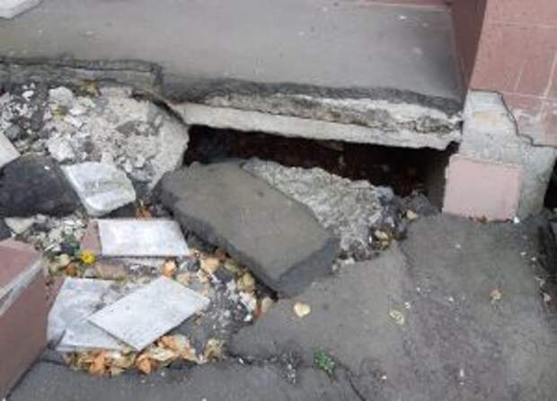 Водонепроницаемое покрытие отремонтируют в районе. Фото предоставили представили ГБУ «Жилищник»