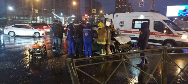 Водитель «Фольксвагена» врезался в ограждение на перекрестке Крыленко с Дальневосточным. Из машины его доставали