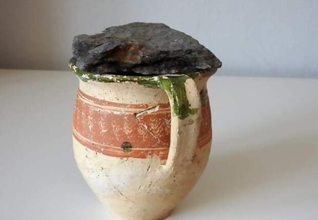 Старый глиняный кувшин, хранивший свою тайну больше 300 лет.