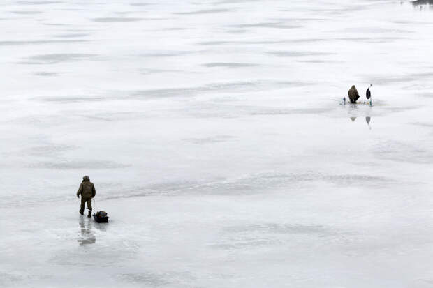 В Ростовской области спасатели вытащили из-подо льда двух провалившихся рыбаков