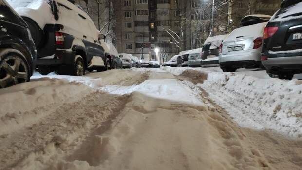 Петербург вновь стоит в снежных пробках утром во вторник
