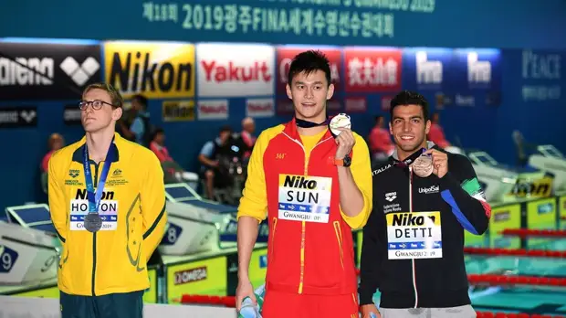 «Обязан соблюдать правила»: австралийский пловец получил предупреждение за бойкот церемонии награждения