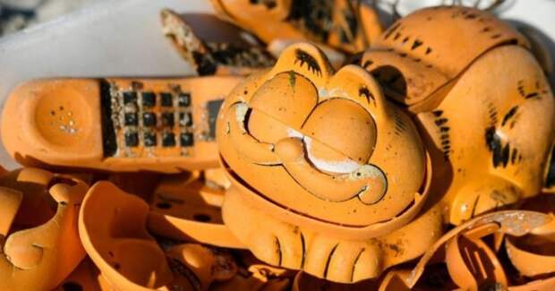 Пластиковых Гарфилдов 30 лет выносило на пляжи Франции. Тайна наконец разгадана!