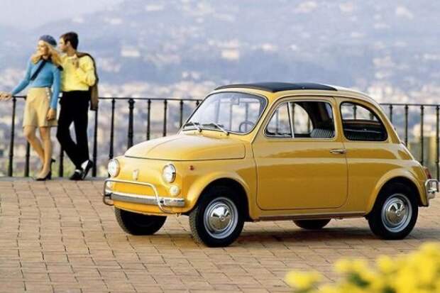 История первого настоящего национального автомобиля, сделанного в Италии, восходит к годам до Второй мировой войны.  С 1936 по 1955 год Fiat успешно произвел 500 Topolino, который логично получил продолжение с новым компактным автомобилем - Nuova 500. 