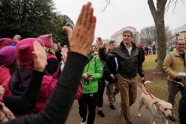 Джон Керри пришел на митинг в Вашингтоне вместе со своей собакой по кличке Бен Фото: REUTERS