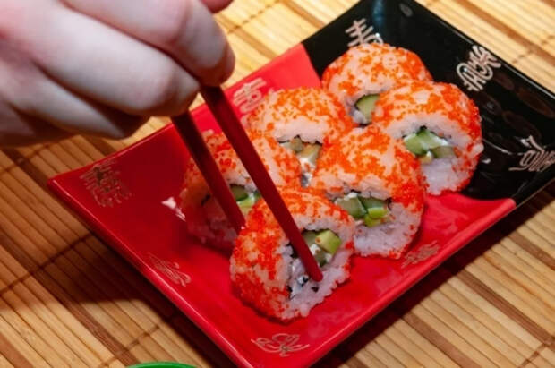 Эксперт Кузьмин спрогнозировал повышение цен на суши и роллы в России