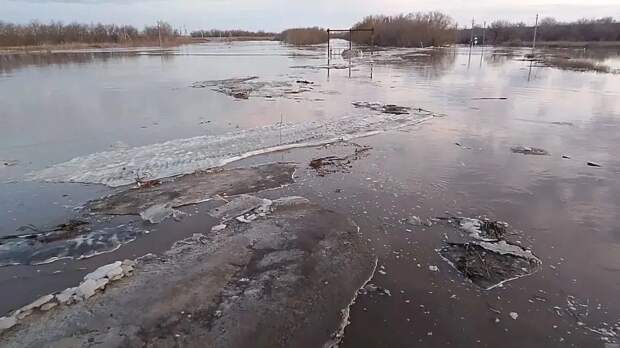 Водитель лодки пострадал, врезавшись в льдину под Астраханью