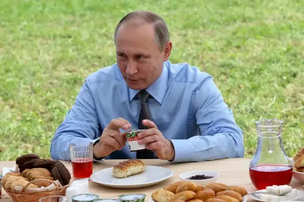 Путин кушает 