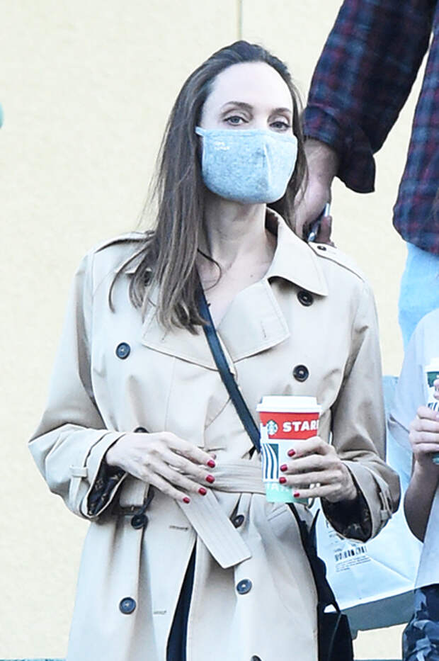 Анджелина Джоли на прогулке с дочерью Вивьен в Лос-Анджелесе: новые фото