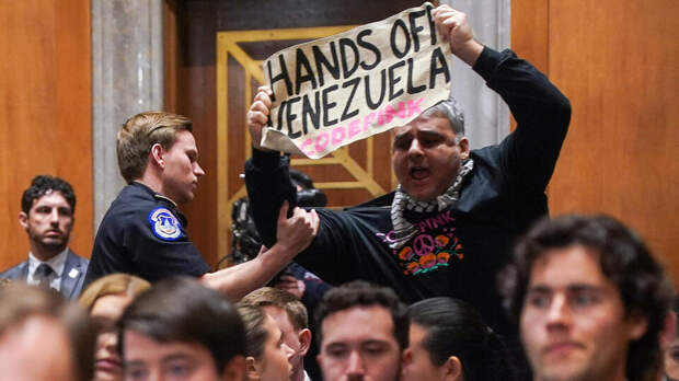 Мужчина с плакатом "Руки прочь от Венесуэлы" ворвался в Сенат США