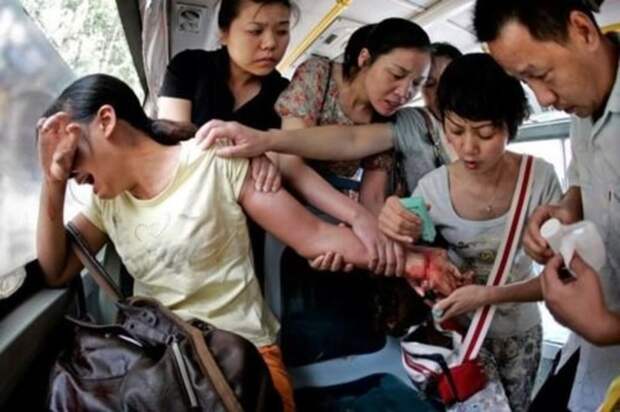 Люди в автобусе спасают женщине, пытавшейся покончить жизнь самоубийством (Китай) подборка фото, хорошие фото, эмоции