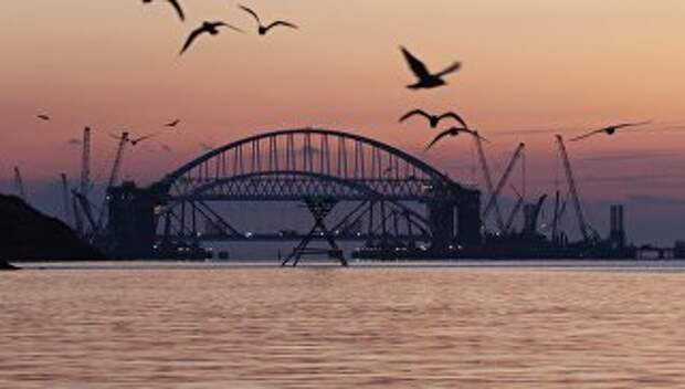 Установка автодорожной арки в процессе строительства Крымского моста в Керченском проливе. Архивное фото