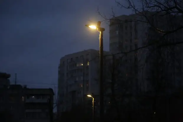 У дома на Фестивальной фонарь превратился в стробоскоп