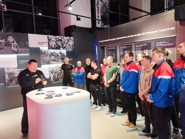 Представители сборной России по хоккею с мячом посетили музей СВО
