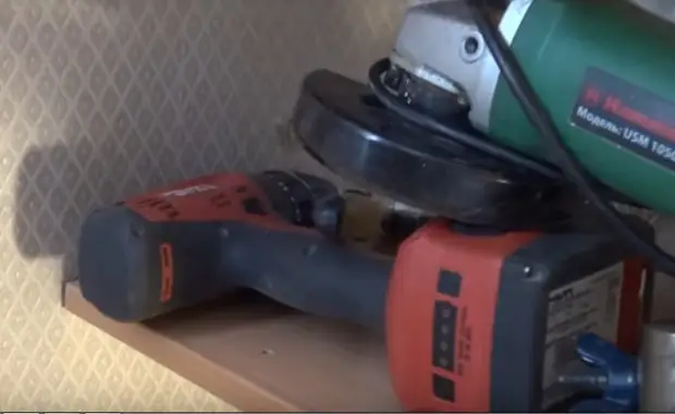 Полка с таким креплением выдерживает большие нагрузки. Полка с таким креплением выдерживает большие нагрузки.