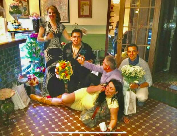 Мне говорят, что нужно уезжать. Да-да. Благодарю. Я собираюсь.