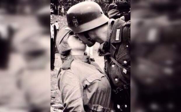 воздушный поцелуй у немцев. солдат вермахта 1939. поцелуй на войне. немецкие солдаты обнимаются с русскими. немецкий поцелую.