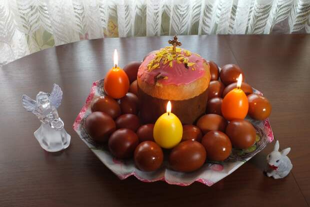 Священник Савченко объяснил, в какие цвета можно красить яйца на Пасху, а в какие нельзя