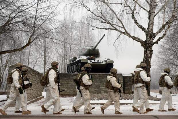 Американские солдаты маршируют Акцент возле памятника Т-34 под Нарвой. Фото: GettyImages