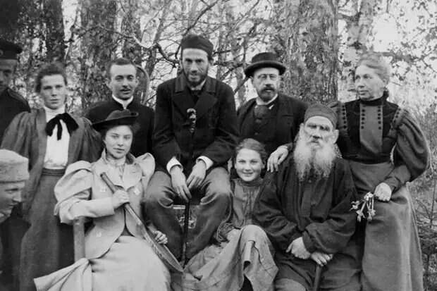 Лев Николаевич Толстой... Величайший русский гений, автор монументальных произведений, которые знают во всем мире.Толстой - это целая Вселенная.-2