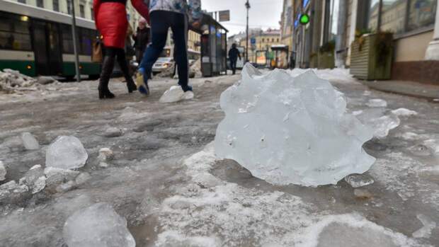 Петербуржская пенсионерка попала в больницу после падения глыбы льда на Наставников