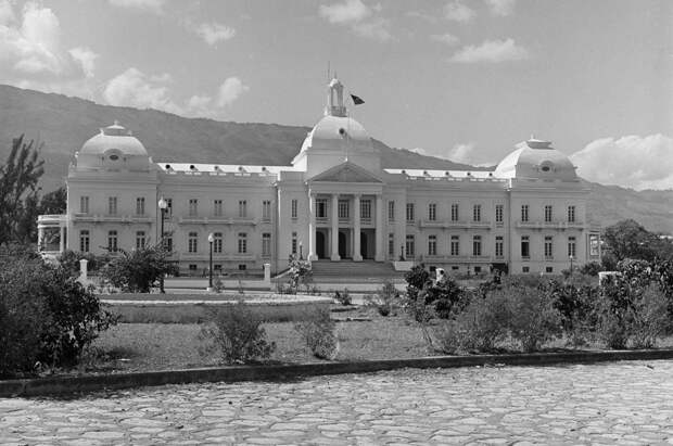 Национальный дворец в Порт-о-Пренсе, Гаити. Хотя у президента Франсуа Дювалье был неподалёку частный дом, он проводил большую часть своего времени здесь. Фото: © AP Photo / Jim Bourdier