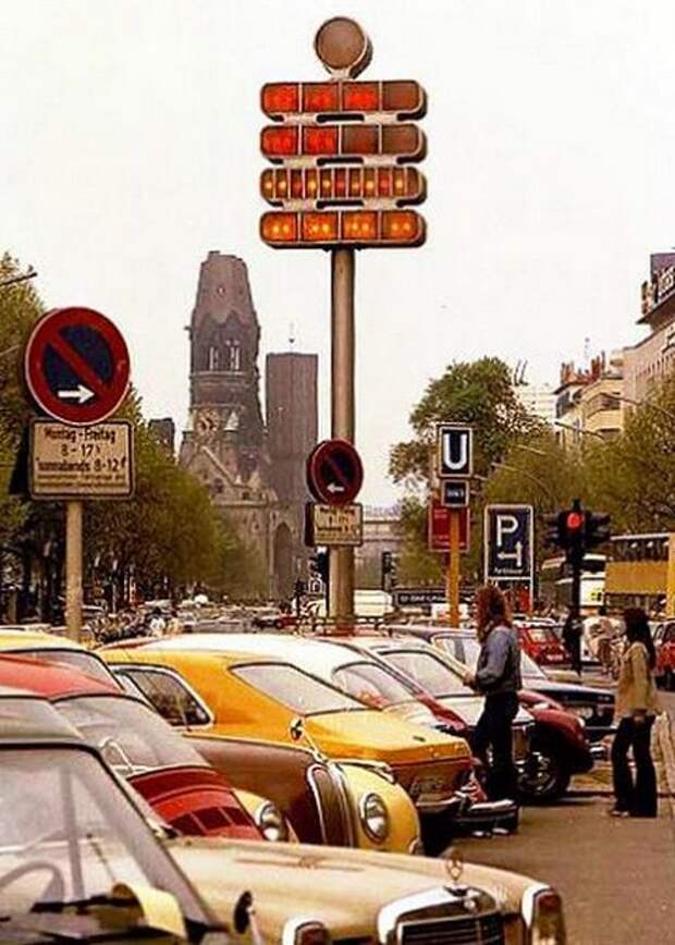 Берлинские часы на своем первоначальном месте на углу Курфюрстендамм и Уландштрасе.