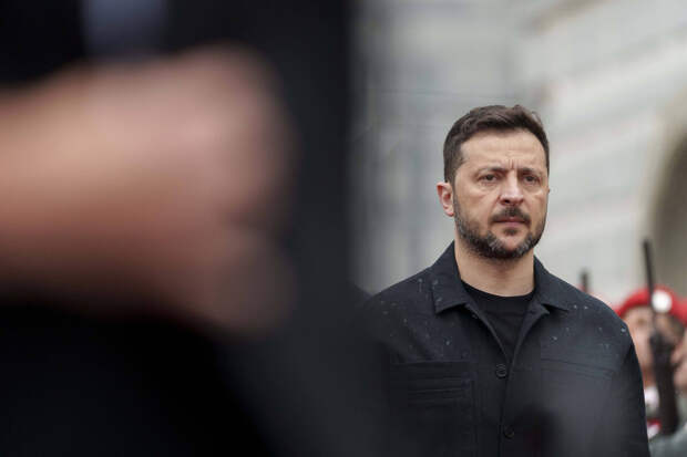 Monde: коррупционный скандал в Киеве случился, когда Зеленский улетел в США