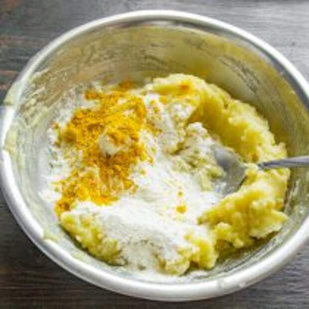 Смешиваем картофельное пюре с яйцом и маслом, насыпаем пшеничную муку и молотую куркуму. Смешиваем картофельное пюре с яйцом и маслом, насыпаем пшеничную муку и молотую куркуму.