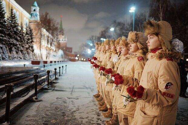 Юнармейцы поздравили военнослужащих Президентского полка с Новым годом