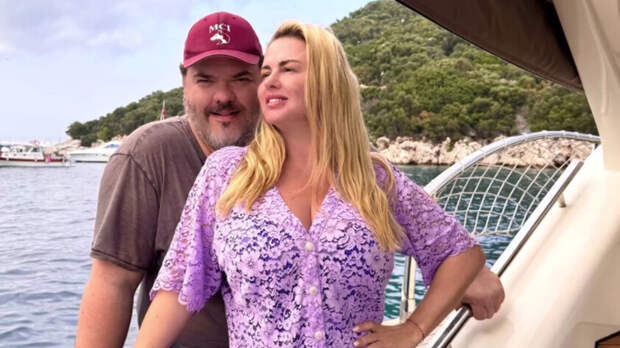 Певица Семенович призналась, что может укусить своего мужчину из любви