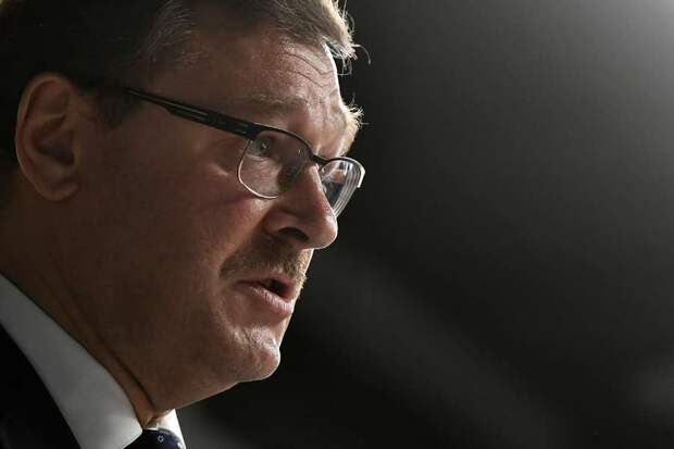 КоВ Совфеде заявили о «дурацком» положении европейцевсачев: европейцы оказались в абсолютно дурацком положении