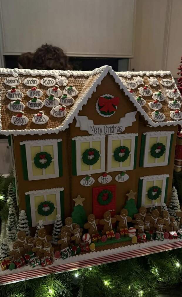 Имя Тимоти Шаламе появилось на рождественском домике семьи Кардашьян