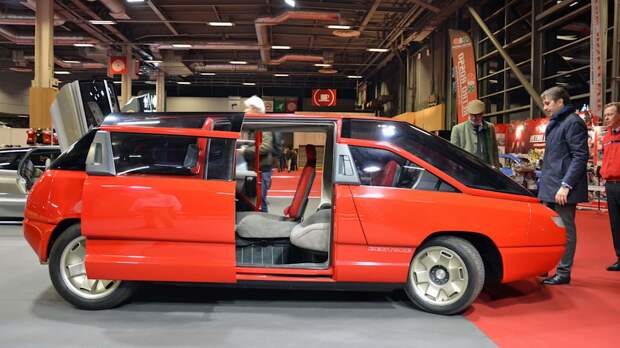 Минивэн Bertone с двигателем Lamborghini V12, опередивший свое время