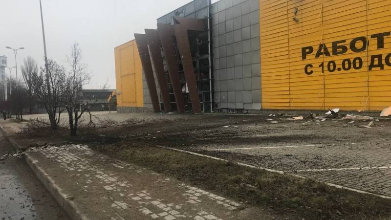 Разбитые машины и рухнувшие дома: фоторепортаж из центра Донецка