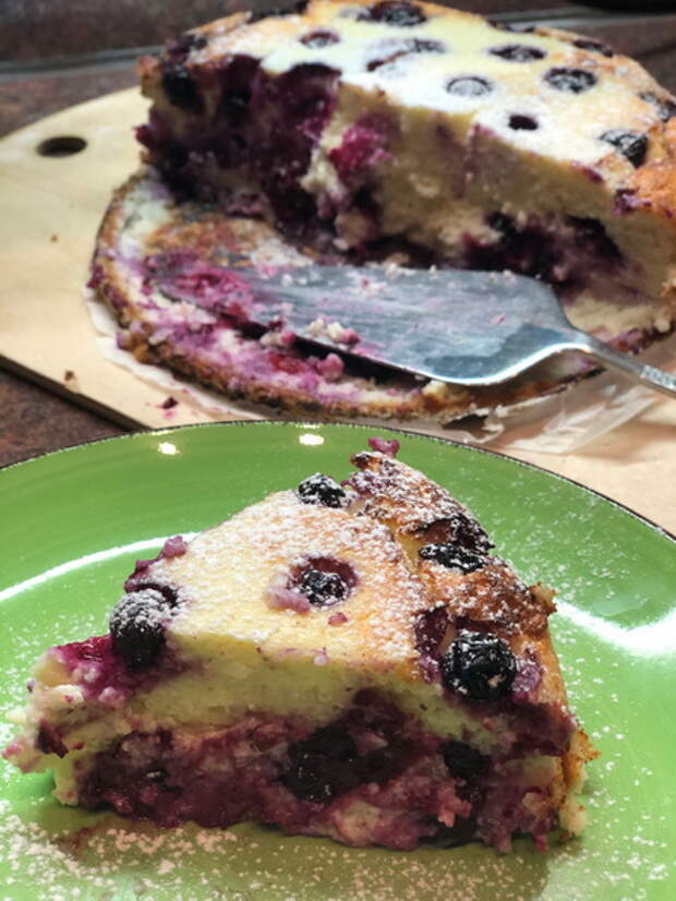 Обалденно вкусный творожный пирог с ягодами (получается абсолютно воздушный и очень нежный)