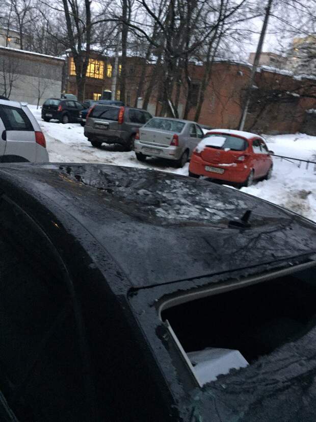 Автомобили, пострадавшие от падения сосулек в Санкт-Петербурге Автомобили, пострадавшие от падения сосулек в Санкт-Петербурге зима, санкт-петербург, сосулька