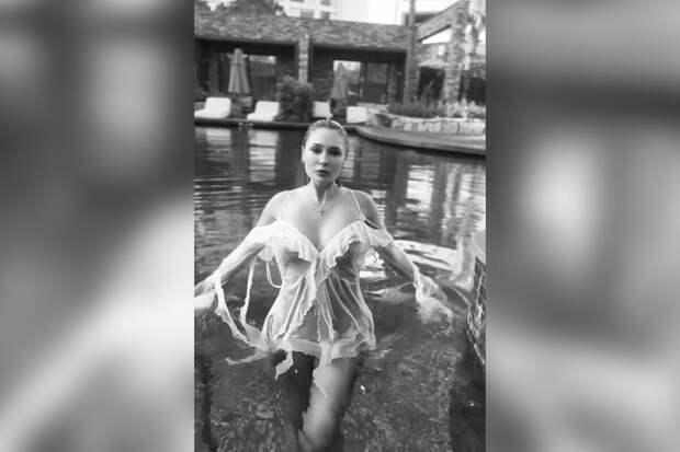 Актриса Наталья Рудова поделилась кадрами в прозрачном мокром платье