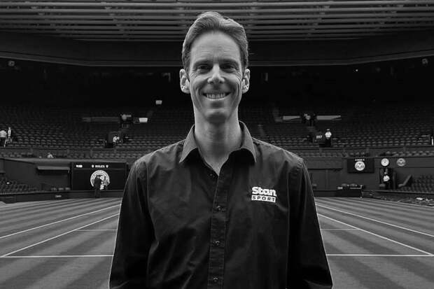 Известный телеведущий упал с крыши здания